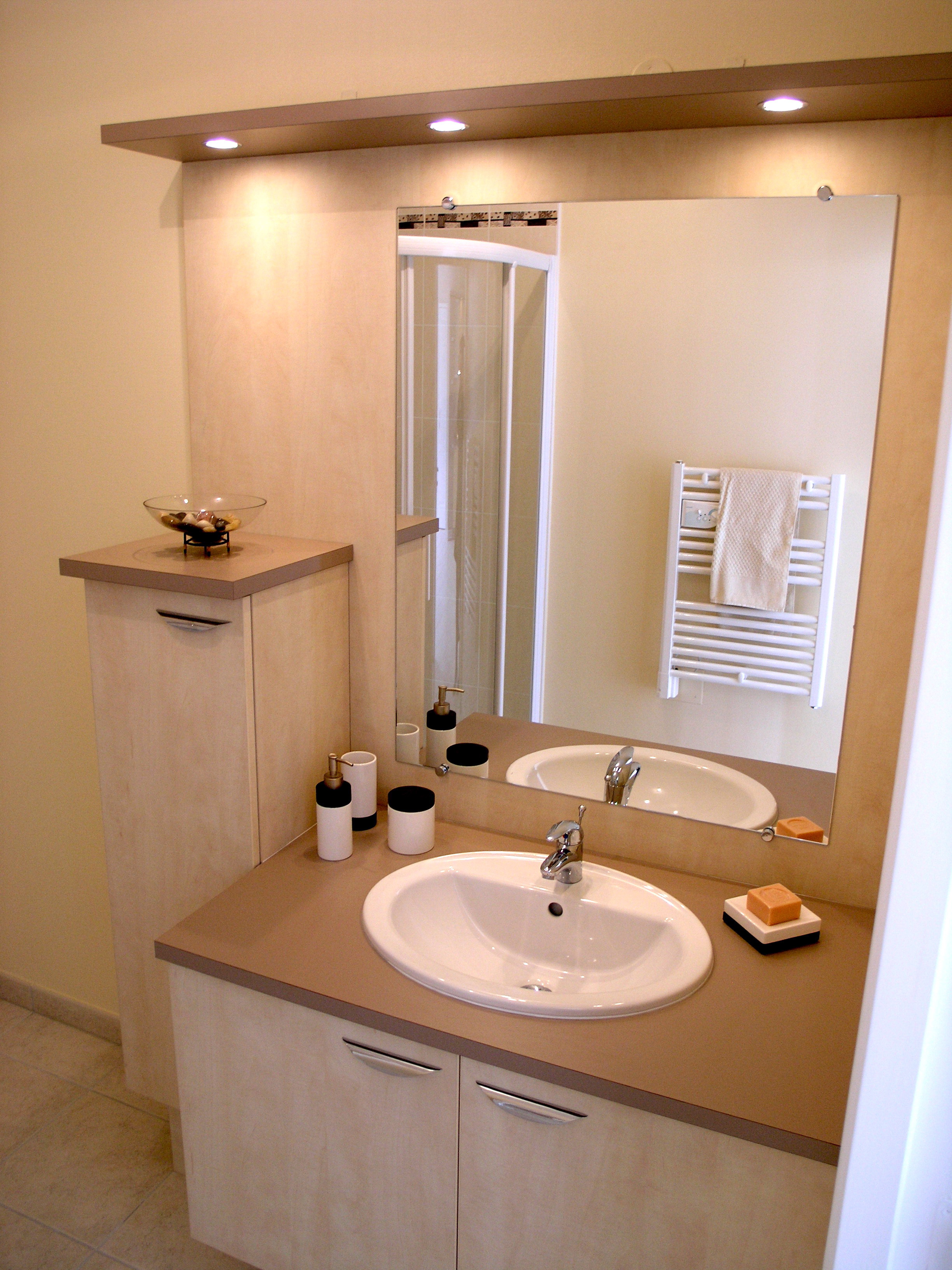Meuble de salle de bain avec miroir et éclairage, meuble de salle de