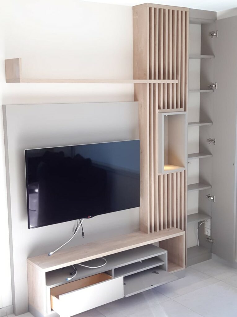 meuble TV, dans un séjour, comprenant de nombreux rangements, une niche décorative encastrée dans un claustra