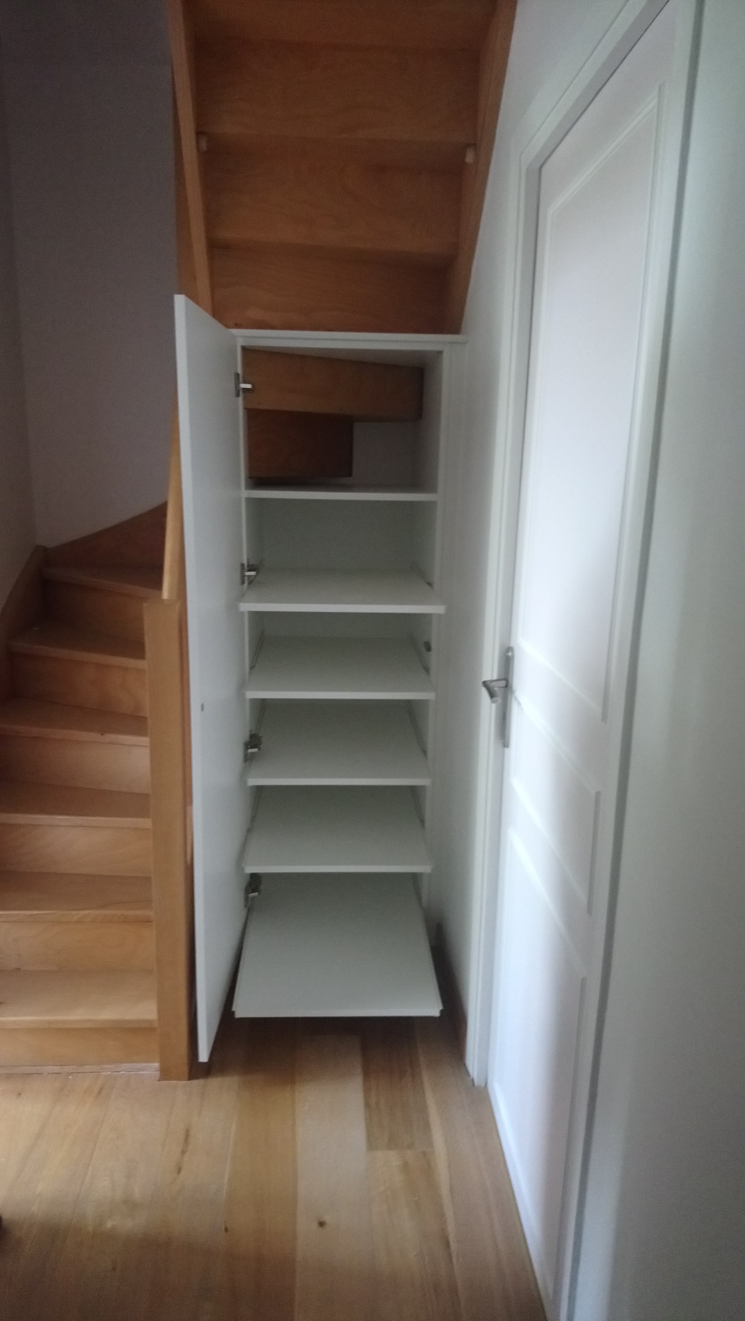 Aménagement sous escalier avec étagères coulissantes