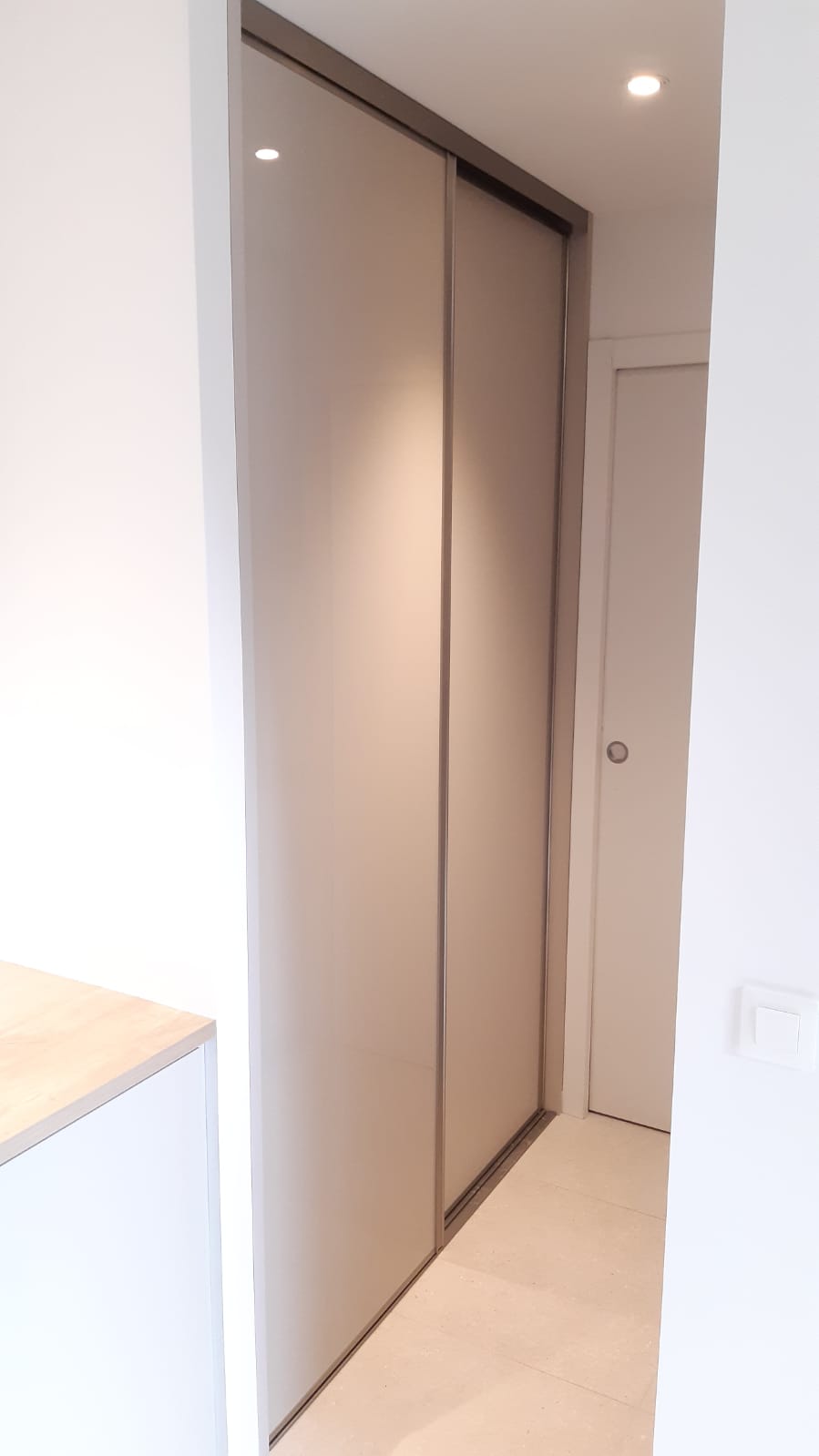 Voici une armoire avec les portes fermées.