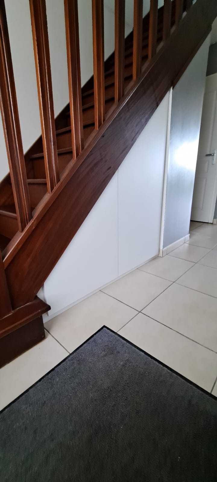 sur cette photo on voit l'escalier avec le meuble fermé